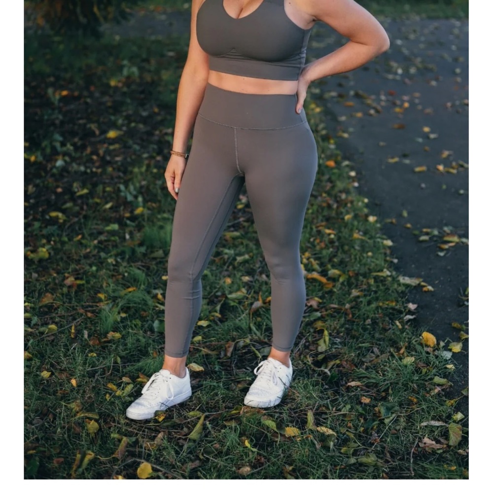 The Great North Leggings size medium brand new grayish color